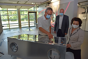 Managing Director Dr. Kai Schiefelbein (left) with Minister Dr. Carola Reimann at the ventilation Managing Director Dr. Kai Schiefelbein (left) with Minister Dr. Carola Reimann at the ventilation